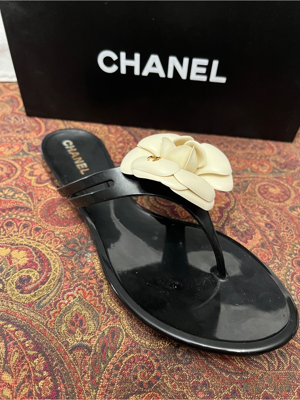 Authentic CHANEL Jelly Thong Sandal Black/Cream Camellia - NWT